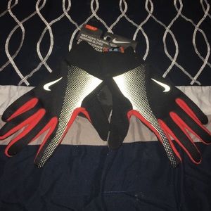 NIKE MEN’S THERMAL TECH GLOVES...